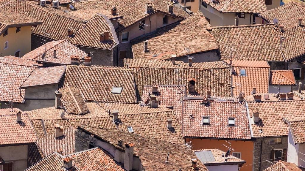 Comprendre les solutions pour refaire une toiture sans charge financière